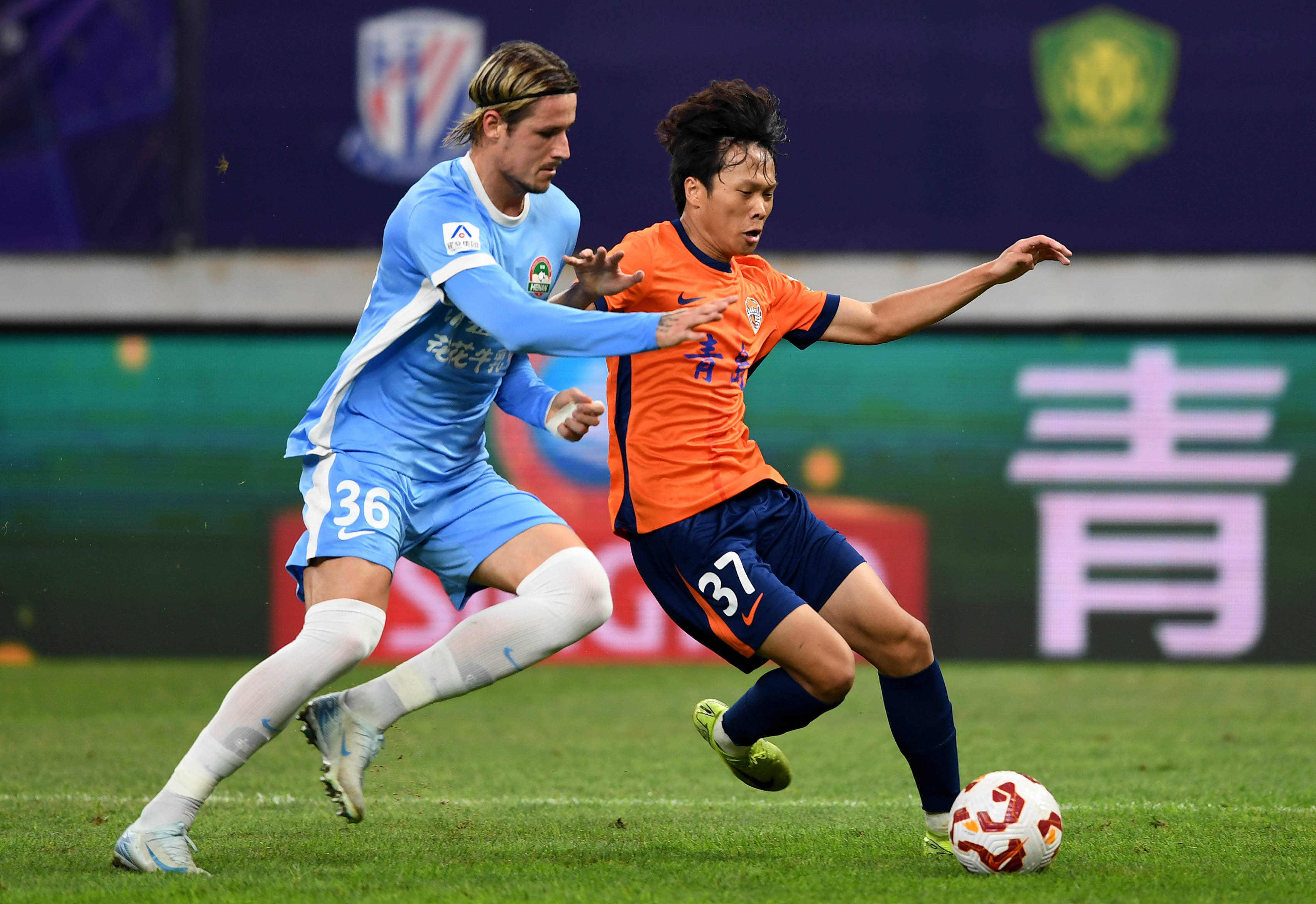 豪门俱乐部官宣主帅续约，合同长达三年（豪门球队官宣与主帅续约，三年长约达成）