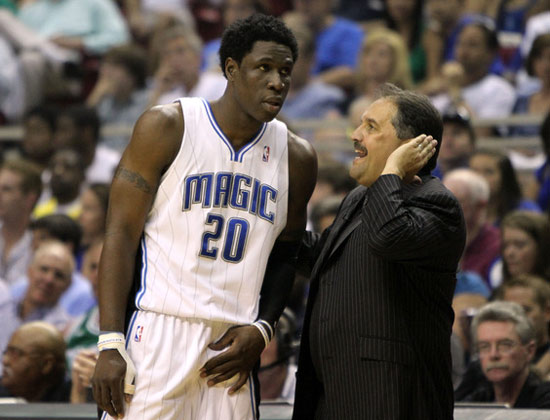 实现中超三连冠、队史第4冠，海港官方社媒发文庆祝（海港加冕中超三连冠、达成队史第四冠，官方社媒发文庆祝）