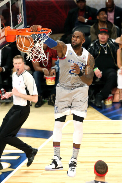 乔纳森-戴维：儒尼尼奥是史上最佳任意球手，他总能将球打进（乔纳森-戴维：儒尼尼奥是历史第一任意球大师，几乎每次都能破门）