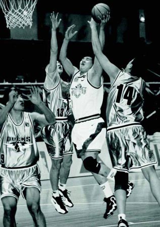 记者：汶马探赛后与海港助教约翰交换队服，两人曾在横滨合作（记者：汶马探赛后与海港助教约翰互换球衣，二人曾在横滨共事）