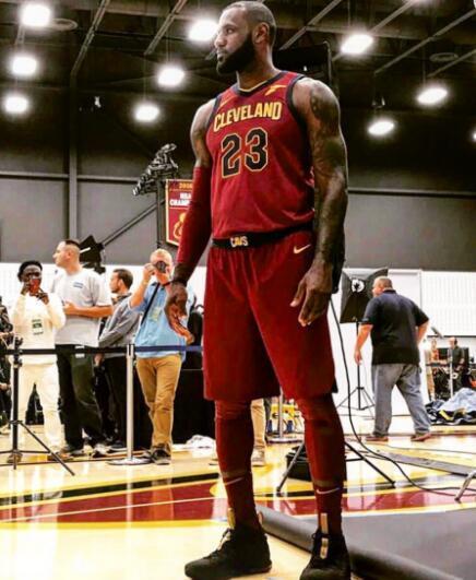 湖凯大战伤病报告：东契奇缺席，斯玛特和杰伦·布朗出战成疑（湖凯之战伤情更新：东契奇无缘登场，斯玛特与杰伦·布朗出战存疑）