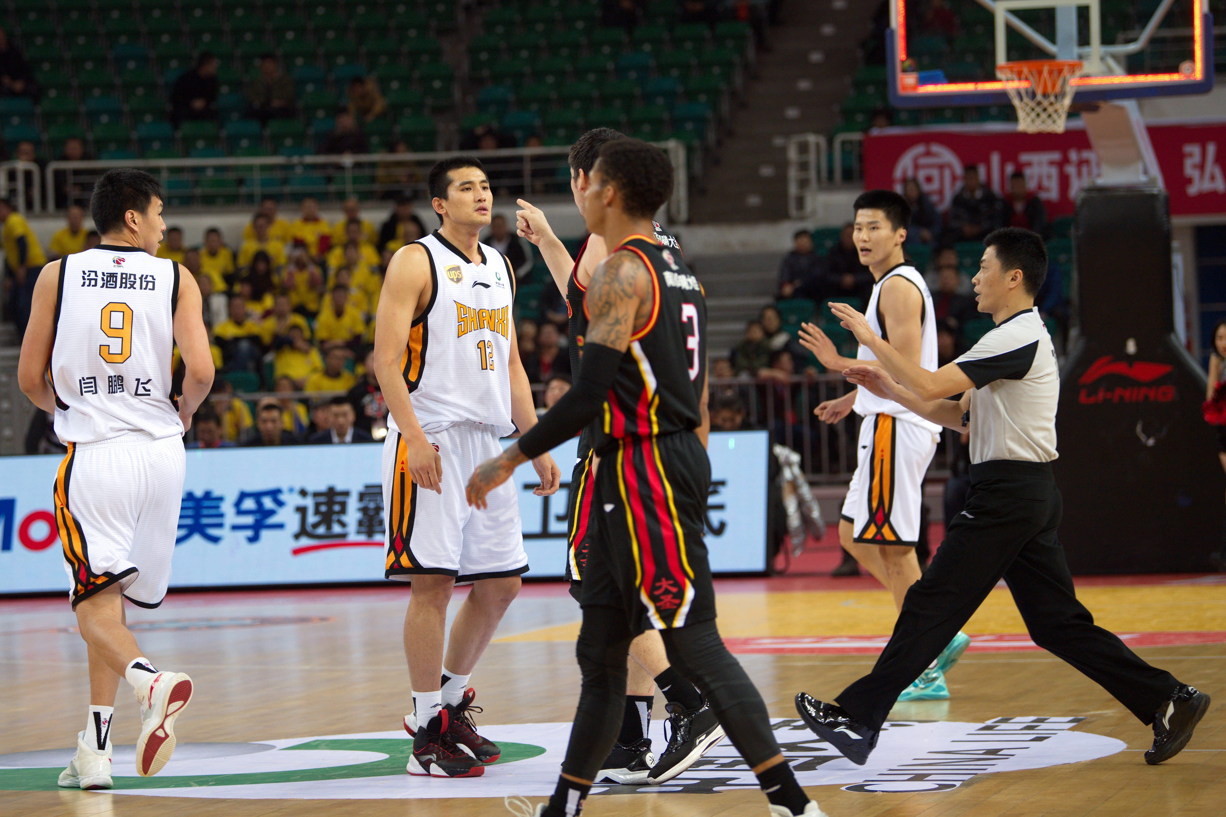 成都蓉城教练组现场观战中韩战，徐正源、金亨镒在场（成都蓉城教练组到场观战中韩大战，徐正源与金亨镒现身）