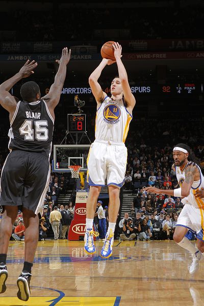 詹姆斯两双数据跻身队史前十，湖人负马刺止步NBA杯八强（詹姆斯两双升至队史前十，湖人不敌马刺无缘NBA杯四强）